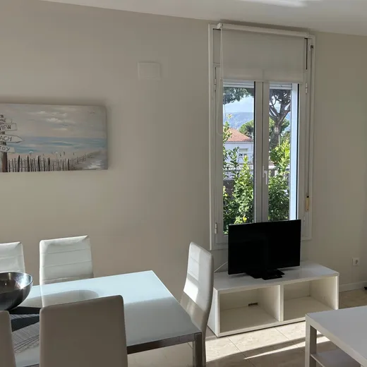 Apartamentos ELMA1 en Castelldefels — piscina y jardín
