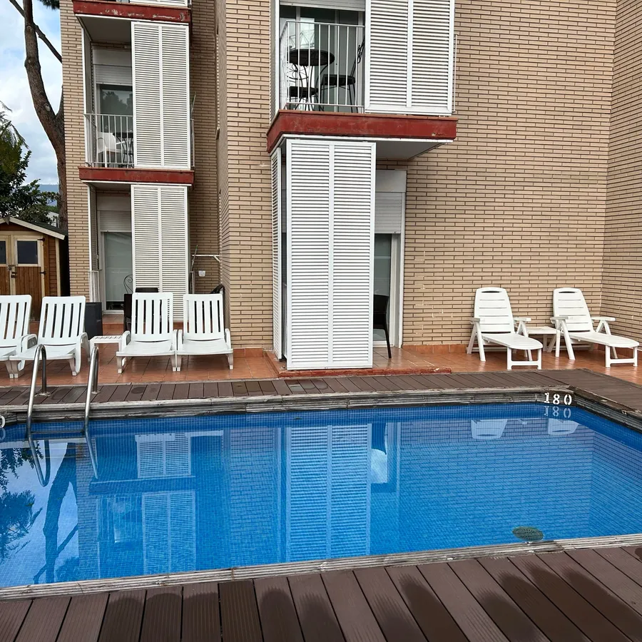 Apartamentos ELMA1 en Castelldefels — piscina y jardín