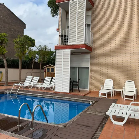 Apartamentos ELMA1 en Castelldefels — piscina y jardín
