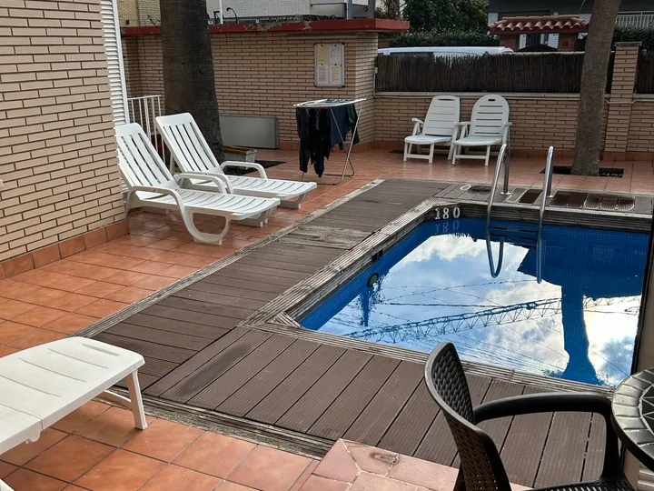 Apartamentos ELMA1 en Castelldefels — piscina y jardín