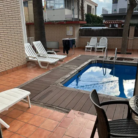 Apartamentos ELMA1 en Castelldefels — piscina y jardín