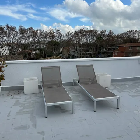 Apartamentos ELMA1 en Castelldefels — piscina y jardín