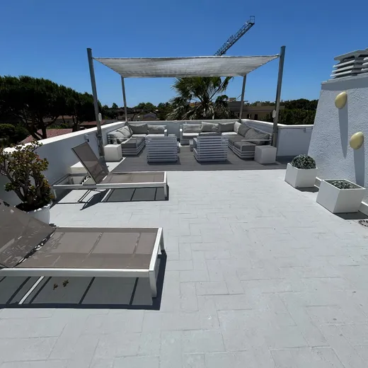 Apartamentos ELMA1 en Castelldefels — piscina y jardín