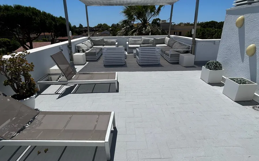 Apartamentos ELMA1 en Castelldefels — piscina y jardín