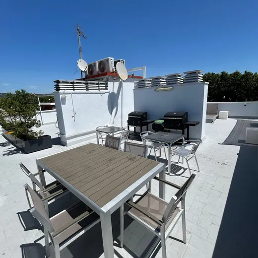 Azotea de Apartamentos ELMA1 — zona chill-out y barbacoas