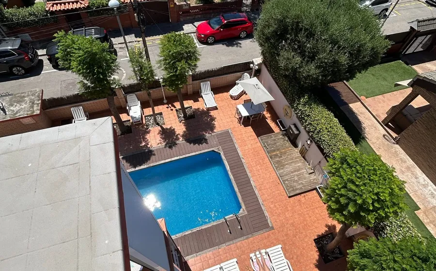 Apartamentos ELMA1 en Castelldefels — piscina y jardín
