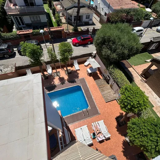 Apartamentos ELMA1 en Castelldefels — piscina y jardín